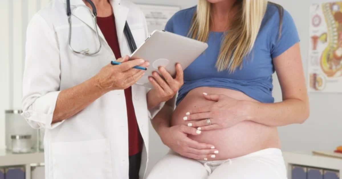 Pregnant woman consulting fertility specialist for PCOS treatment in Goa